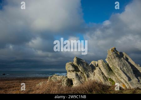 Faszinierende Felsen und Klippen entlang der nördlichen Küste der Atlantikinsel Ouessant Foto Stock