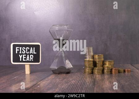 Primo piano sul proprietario in possesso di una carta con testo ANNO FISCALE, business Concetto di immagine con soft focus background e tono vintage Foto Stock