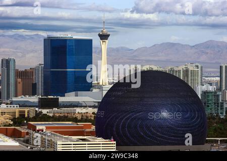 Il paesaggio urbano di Las Vegas al mattino, guardando a nord, tra cui la Sphere, la Strat Tower e Fontainebleau Las Vegas. Foto Stock