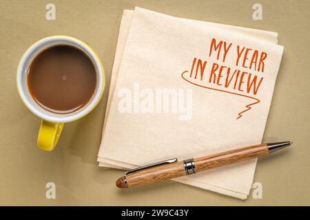 il mio anno di revisione - una nota su un tovagliolo con caffè, esperienza personale di fine anno e concetto di storia Foto Stock