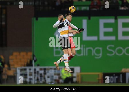 Jamie McCart #26 di Barnsley salta in alto per vincere il high ball durante la partita di Sky Bet League 1 Port vale vs Barnsley a vale Park, Burslem, Regno Unito, il 26 dicembre 2023 (foto di Alfie Cosgrove/News Images) a Burslem, Regno Unito il 26/12/2023. (Foto di Alfie Cosgrove/News Images/Sipa USA) Foto Stock