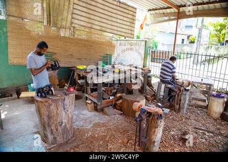 Kolutara, Sri Lanka 09 febbraio 2023. Artigianato tradizionale del legno dello Sri Lanka e artigiani. piccolo laboratorio privato con negozio per la realizzazione di souvenir fatti a mano Foto Stock