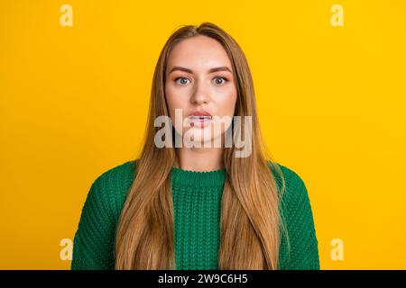 Foto ritratto di una giovane ragazza scioccata sorpresa a bocca aperta confusa guardando iniziare la guerra in ucraina isolata su sfondo giallo Foto Stock