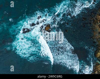 Vista aerea delle enormi onde dell'oceano Pacifico Foto Stock