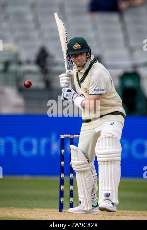 Melbourne, Australia, 26 dicembre 2023. Steve Smith, australiano, lascia con attenzione un pallone durante il giorno 1 del Boxing Day test match tra Australia e Pakistan al Melbourne Cricket Ground il 26 dicembre 2023 a Melbourne, in Australia. Credito: Santanu Banik/Speed Media/Alamy Live News Foto Stock