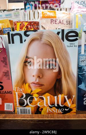 Barnes & Noble Booksellers sulla Fifth Avenue a New York City ha una vasta selezione di libri e riviste, USA 2021 Foto Stock