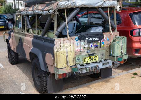 Land Rover Defender modello 1989 parcheggiata a Sydney, Australia, contenitori di acqua e carburante trasportati sul paraurti posteriore, Australia Foto Stock