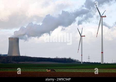 Impression vom RWE-Kraftwerk Bergheim Niederaußem. DAS Kohlekraftwerk zieht seine Schwaden in Die kalte Winterluft. In der Umgebung glänzen Strommasten, Windräder und Wolkenformationen in der kalten Wintersonne. Stadtwerke geben bekannt: Strompreise steigen für Privathaushalte 2024 um 32 Prozent. Grund ist eine Entscheidung der Bundesregierung, Gelder in Höhe von 5,5 Milliarden zur Stabilisierung der Netzentgelte zu streichen. Themenbild, Symbolbild. Bergheim, 26.12.2023 NRW Deutschland *** impressione della centrale elettrica RWEs Bergheim Niederaussem la centrale elettrica a carbone affonda nel col Foto Stock