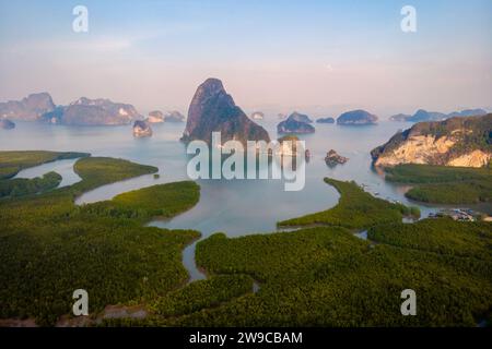 Punto panoramico delle montagne di Sametnangshe nella Baia di Phangnga con foresta di mangrovie nel Mare delle Andamane con cielo crepuscolo serale, destinazione di viaggio a Phangnga, Thailandia Foto Stock