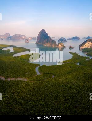 Vista panoramica del punto panoramico di Sametnangshe delle montagne nella Baia di Phangnga con la foresta di mangrovie nel Mare delle Andamane con cielo crepuscolo serale, destinazione di viaggio a Phangnga, Thailandia Foto Stock