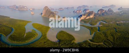 Alba a Sametnangshe punto panoramico delle montagne nella Baia di Phangnga con foresta di mangrovie nel Mare delle Andamane con cielo crepuscolo serale, destinazione di viaggio a Phangnga, Thailandia Foto Stock