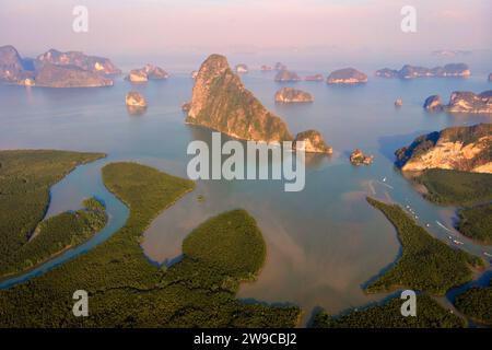 Vista panoramica delle montagne di Sametnangshe nella Baia di Phangnga, Thailandia, con la foresta di mangrovie nel Mare delle Andamane con cielo crepuscolo serale, destinazione di viaggio a Phangnga, Thailandia Foto Stock