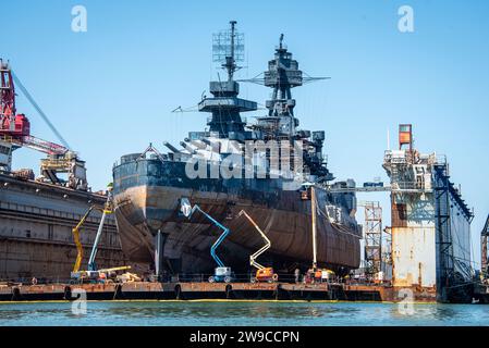 La USS Texas, una nave da battaglia della US Navy classe New York che servì sia nella prima che nella seconda guerra mondiale, è sottoposta a riparazioni presso Gulf Copper Dry Dock & Rig Repair a Galveston, Texas, il 18 settembre 2023. Gli equipaggi della Guardia Costiera aiutarono a scortare la nave da battaglia lungo il canale delle navi di Houston fino al bacino di carenaggio il 31 agosto 2022. (Foto della Guardia Costiera degli Stati Uniti di Corinne Zilnicki, sottufficiale di prima classe) Foto Stock