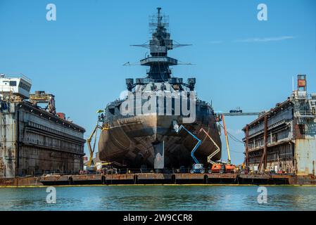 La USS Texas, una nave da battaglia della US Navy classe New York che servì sia nella prima che nella seconda guerra mondiale, è sottoposta a riparazioni presso Gulf Copper Dry Dock & Rig Repair a Galveston, Texas, il 18 settembre 2023. Gli equipaggi della Guardia Costiera aiutarono a scortare la nave da battaglia lungo il canale delle navi di Houston fino al bacino di carenaggio il 31 agosto 2022. (Foto della Guardia Costiera degli Stati Uniti di Corinne Zilnicki, sottufficiale di prima classe) Foto Stock