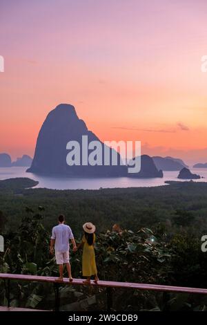 Un paio di uomini e donne che guardano l'alba al punto panoramico di Sametnangshe nella Baia di Phangnga con la foresta di mangrovie nel Mare delle Andamane, destinazione di viaggio di Sametnangshe a Phangnga, Thailandia Foto Stock