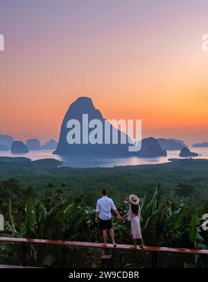 Un paio di uomini e donne che guardano l'alba al punto panoramico di Sametnangshe nella baia di Phangnga, Phangnga, Thailandia Foto Stock