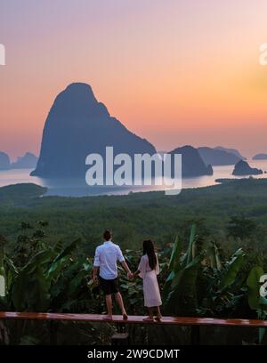 Un paio di uomini e donne che guardano l'alba al punto panoramico di Sametnangshe Phangnga Bay con la foresta di mangrovie nel Mare delle Andamane, destinazione di viaggio di Sametnangshe a Phangnga, Thailandia Foto Stock