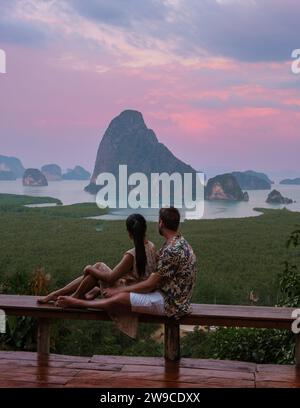 Un paio di uomini e donne che guardano l'alba al punto panoramico di Sametnangshe Phangnga Bay con la foresta di mangrovie nel Mare delle Andamane, destinazione di viaggio di Sametnangshe a Phangnga, Thailandia Foto Stock