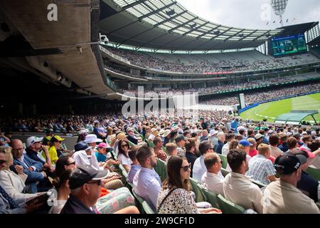 Melbourne, Australia, 27 dicembre 2023. Una vista degli stand durante il giorno 2 del test del giorno 2 di Santo Stefano - giorno 2 partita tra Australia e Pakistan al Melbourne Cricket Ground il 27 dicembre 2023 a Melbourne, Australia. Crediti: Dave Hewison/Speed Media/Alamy Live News Foto Stock