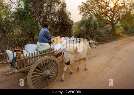 Padre e figlia che cavalcano su un carro trainato da buoi, Bagan Myanmar, Birmania Foto Stock