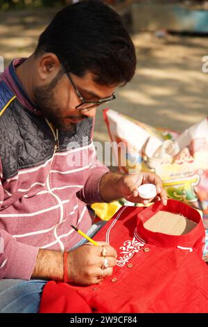 Calcutta, Bengala Occidentale, India. 26 dicembre 2023. Annidato tra le distese verdeggianti della campagna di Howrah, una fiera unica è in fiore. Soprannominato il ''Paribesh Bandhab Haat'', questo evento di otto giorni (dal 24 al 31 dicembre) sta intrecciando fili di consapevolezza ambientale, educazione scientifica e ingegno locale. Oggi, il 3° giorno della fiera, l'atmosfera scoppia di eccitazione come una manciata di appassionati locali hanno preso il sopravvento, armati di coinvolgenti dimostrazioni scientifiche e wares.Organized eco-friendly da parte della Parrocchia di Madhabpur Chetana Samiti, una locale coscienza ambientale gro Foto Stock