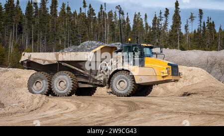 Dumper per il trasporto di un carico di pietra in un cantiere Foto Stock