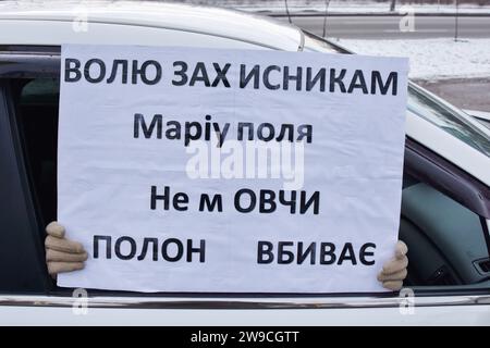 Zaporizhzhia, Ucraina. 24 dicembre 2023. Un manifestante tiene un cartello durante il raduno motoristico a sostegno dei prigionieri di guerra ucraini con lo slogan "non fare silenzio! La prigionia uccide!" A Zaporizhzhia. Il presidente ucraino Volodymyr Zelenskyy ha affermato che il processo di scambio dei prigionieri di guerra è stato ostacolato dalla Russia per ragioni specifiche, ma spera che questo percorso si aprirà presto. "Ora stiamo lavorando per riportare un numero abbastanza decente dei nostri ragazzi. Se Dio vuole, avremo successo", ha detto alla conferenza stampa di fine anno del 19 dicembre 2023. Credito: SOPA Images Limited/Alamy Live News Foto Stock