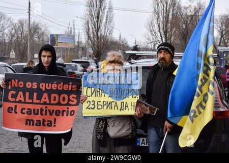 Zaporizhzhia, Ucraina. 24 dicembre 2023. I manifestanti tengono cartelli durante il raduno motoristico a sostegno dei prigionieri di guerra ucraini con lo slogan "non fate silenzio! La prigionia uccide!" A Zaporizhzhia. Il presidente ucraino Volodymyr Zelenskyy ha affermato che il processo di scambio dei prigionieri di guerra è stato ostacolato dalla Russia per ragioni specifiche, ma spera che questo percorso si aprirà presto. "Ora stiamo lavorando per riportare un numero abbastanza decente dei nostri ragazzi. Se Dio vuole, avremo successo", ha detto alla conferenza stampa di fine anno del 19 dicembre 2023. Credito: SOPA Images Limited/Alamy Live News Foto Stock