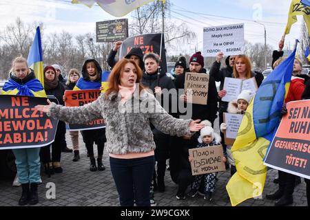 Zaporizhzhia, Ucraina. 24 dicembre 2023. I manifestanti tengono cartelli durante il raduno motoristico a sostegno dei prigionieri di guerra ucraini con lo slogan "non fate silenzio! La prigionia uccide!" A Zaporizhzhia. Il presidente ucraino Volodymyr Zelenskyy ha affermato che il processo di scambio dei prigionieri di guerra è stato ostacolato dalla Russia per ragioni specifiche, ma spera che questo percorso si aprirà presto. "Ora stiamo lavorando per riportare un numero abbastanza decente dei nostri ragazzi. Se Dio vuole, avremo successo", ha detto alla conferenza stampa di fine anno del 19 dicembre 2023. Credito: SOPA Images Limited/Alamy Live News Foto Stock