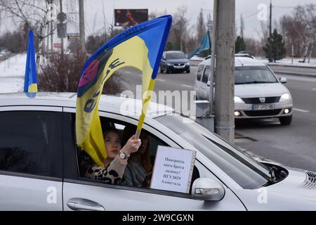 Zaporizhzhia, Ucraina. 24 dicembre 2023. Un manifestante tiene uno striscione durante il raduno motoristico a sostegno dei prigionieri di guerra ucraini con lo slogan "non fate silenzio! La prigionia uccide!" A Zaporizhzhia. Il presidente ucraino Volodymyr Zelenskyy ha affermato che il processo di scambio dei prigionieri di guerra è stato ostacolato dalla Russia per ragioni specifiche, ma spera che questo percorso si aprirà presto. "Ora stiamo lavorando per riportare un numero abbastanza decente dei nostri ragazzi. Se Dio vuole, avremo successo", ha detto alla conferenza stampa di fine anno del 19 dicembre 2023. Credito: SOPA Images Limited/Alamy Live News Foto Stock