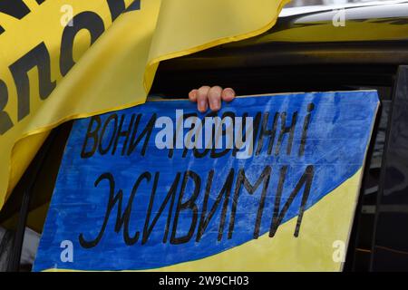 Zaporizhzhia, Ucraina. 24 dicembre 2023. Un manifestante tiene un cartello durante il raduno motoristico a sostegno dei prigionieri di guerra ucraini con lo slogan "non fare silenzio! La prigionia uccide!" A Zaporizhzhia. Il presidente ucraino Volodymyr Zelenskyy ha affermato che il processo di scambio dei prigionieri di guerra è stato ostacolato dalla Russia per ragioni specifiche, ma spera che questo percorso si aprirà presto. "Ora stiamo lavorando per riportare un numero abbastanza decente dei nostri ragazzi. Se Dio vuole, avremo successo", ha detto alla conferenza stampa di fine anno del 19 dicembre 2023. Credito: SOPA Images Limited/Alamy Live News Foto Stock