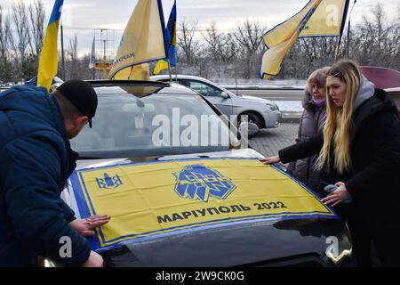 Zaporizhzhia, Ucraina. 24 dicembre 2023. I manifestanti decorano il cofano della loro auto con uno striscione prima dell'inizio del raduno motoristico a sostegno dei prigionieri di guerra ucraini con lo slogan "non fare silenzio! La prigionia uccide!" A Zaporizhzhia. Il presidente ucraino Volodymyr Zelenskyy ha affermato che il processo di scambio dei prigionieri di guerra è stato ostacolato dalla Russia per ragioni specifiche, ma spera che questo percorso si aprirà presto. "Ora stiamo lavorando per riportare un numero abbastanza decente di nostri uomini. Se Dio vuole, avremo successo, '' ha detto alla sua conferenza stampa di fine anno il 19 dicembre 2 Foto Stock