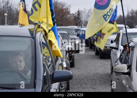 Zaporizhzhia, Ucraina. 24 dicembre 2023. I manifestanti attendono nelle loro auto decorate con striscioni per l'inizio del raduno motoristico a sostegno dei prigionieri di guerra ucraini con lo slogan "non fare silenzio! La prigionia uccide!" A Zaporizhzhia. Il presidente ucraino Volodymyr Zelenskyy ha affermato che il processo di scambio dei prigionieri di guerra è stato ostacolato dalla Russia per ragioni specifiche, ma spera che questo percorso si aprirà presto. "Ora stiamo lavorando per riportare un numero abbastanza decente di nostri uomini. Se Dio vuole, avremo successo,” ha detto alla sua conferenza stampa di fine anno il 19 dicembre 2023. ( Foto Stock