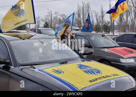 Zaporizhzhia, Ucraina. 24 dicembre 2023. Un manifestante sta accanto alle auto decorate con striscioni prima dell'inizio della manifestazione motoristica a sostegno dei prigionieri di guerra ucraini con lo slogan "non fare silenzio! La prigionia uccide!" A Zaporizhzhia. Il presidente ucraino Volodymyr Zelenskyy ha affermato che il processo di scambio dei prigionieri di guerra è stato ostacolato dalla Russia per ragioni specifiche, ma spera che questo percorso si aprirà presto. "Ora stiamo lavorando per riportare un numero abbastanza decente di nostri uomini. Se Dio vuole, avremo successo,” ha detto alla sua conferenza stampa di fine anno il 19 dicembre 202 Foto Stock