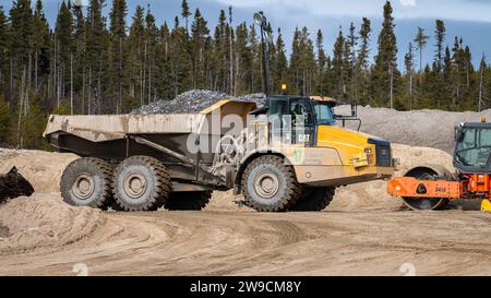 Eeyou Istchee Baie-James, Quebec, Canada, 2023-04-18, dumper per il trasporto di un carico di pietra in un cantiere Foto Stock