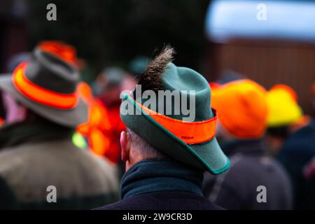 Heimbuch, Germania. 14 dicembre 2023. I cacciatori stanno insieme prima di una caccia guidata. La bassa Sassonia è rimasta finora indenne dalla peste suina africana (ASF) - il rispetto dei cacciatori per la malattia è enorme. Credito: Philipp Schulze/dpa/Alamy Live News Foto Stock