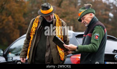 Heimbuch, Germania. 14 dicembre 2023. Due cacciatori discutono prima di una caccia guidata. La bassa Sassonia è rimasta finora indenne dalla peste suina africana (ASF) - il rispetto dei cacciatori per la malattia è enorme. Credito: Philipp Schulze/dpa/Alamy Live News Foto Stock