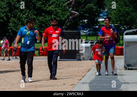 Melbourne, Australia, 27 dicembre 2023. Una giovane famiglia è vista arrivare al mcg durante il giorno 2 del Boxing Day test - Day 2 match tra Australia e Pakistan al Melbourne Cricket Ground il 27 dicembre 2023 a Melbourne, in Australia. Crediti: Dave Hewison/Speed Media/Alamy Live News Foto Stock