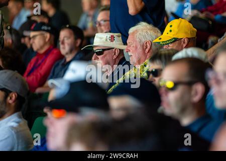 Melbourne, Australia, 27 dicembre 2023. I tifosi di cricket guardano il giorno 2 della partita di Boxing Day test - giorno 2 tra Australia e Pakistan al Melbourne Cricket Ground il 27 dicembre 2023 a Melbourne, in Australia. Crediti: Dave Hewison/Speed Media/Alamy Live News Foto Stock