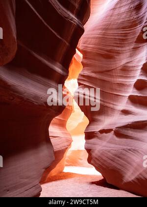 Antelope Canyon superiore, uno stretto canyon a fessura eroso da arenaria rossa e arancione. Foto Stock
