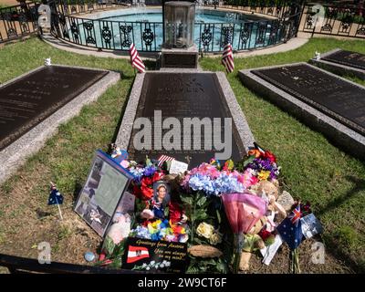 Meditation Garden nell'ex casa di Elvis Presley, Graceland, con tombe di Elvis e della sua famiglia. Foto Stock