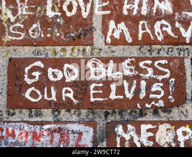 Graffiti su un muro di mattoni che circonda la residenza Graceland di Elvis Presley a Memphis, Tennessee. Foto Stock