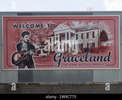 Murale di Elvis Presley e Graceland Mansion, la sua casa, all'ingresso di Graceland a Memphis, Tennessee. Foto Stock