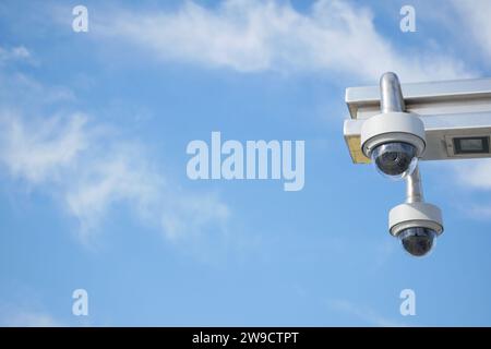 Primo piano della telecamera di sicurezza sulla strada. Foto Stock