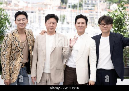 Foto del file datata 22 maggio 2023 mostra Ju Ji-hun, Kim Hee-won, Lee Sun-kyun e il regista Kim Tae-gon che partecipano al progetto Silence photocall al 76° festival annuale del cinema di Cannes al Palais des Festivals di Cannes, in Francia. L'attore sudcoreano Lee Sun-kyun, meglio conosciuto per il suo ruolo nel film premio Oscar parassita, è stato trovato morto, secondo la polizia. Si ritiene che l'attore, 48, sia stato trovato incosciente in un parcheggio nel centro di Seoul mercoledì. Non è chiaro se Lee si sia tolto la vita, ma la polizia ha ricevuto un rapporto che ha lasciato casa dopo aver scritto un biglietto. Foto di David Niviere/ABACAPR Foto Stock