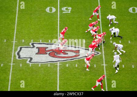 Una visione generale del quarterback dei Kansas City Chiefs Patrick Mahomes (15) prende lo scatto alla linea di scrimmage sul logo dei Chiefs a centrocampo contro i Las Vegas Raiders durante una partita di football NFL, lunedì 25 dicembre 2023, a Kansas City, Mo. I Raiders sconfissero i Chiefs 20-14. Foto Stock