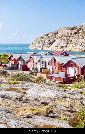 Case di legno in rosso svedese vicino all'acqua nell'arcipelago di Smögen, sulla costa occidentale svedese Foto Stock