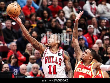 Chicago, Stati Uniti. 26 dicembre 2023. L'attaccante dei Chicago Bulls DeMar DeRozan (L) sale fino al basket durante la partita della stagione regolare NBA tra gli Atlanta Hawks e i Chicago Bulls a Chicago, negli Stati Uniti, il 26 dicembre 2023. Crediti: Joel Lerner/Xinhua/Alamy Live News Foto Stock