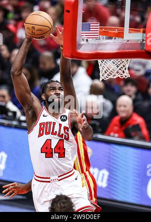 Chicago, Stati Uniti. 26 dicembre 2023. Patrick Williams dei Chicago Bulls sale fino al basket durante la partita della stagione regolare NBA tra gli Atlanta Hawks e i Chicago Bulls a Chicago, negli Stati Uniti, il 26 dicembre 2023. Crediti: Joel Lerner/Xinhua/Alamy Live News Foto Stock