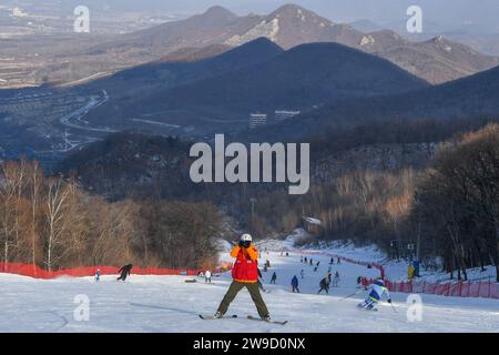 Jilin, la provincia cinese di Jilin. 7 dicembre 2023. Zhang Jian, capo del team fotografico del Songhua Lake Resort, scatta foto nel suo posto di lavoro a Jilin City, nella provincia di Jilin, nella Cina nord-orientale, 7 dicembre 2023. Per ANDARE CON "Across China: Shutterbug in nordest China record crescente popolarità sport invernali" credito: Zhang Nan/Xinhua/Alamy Live News Foto Stock